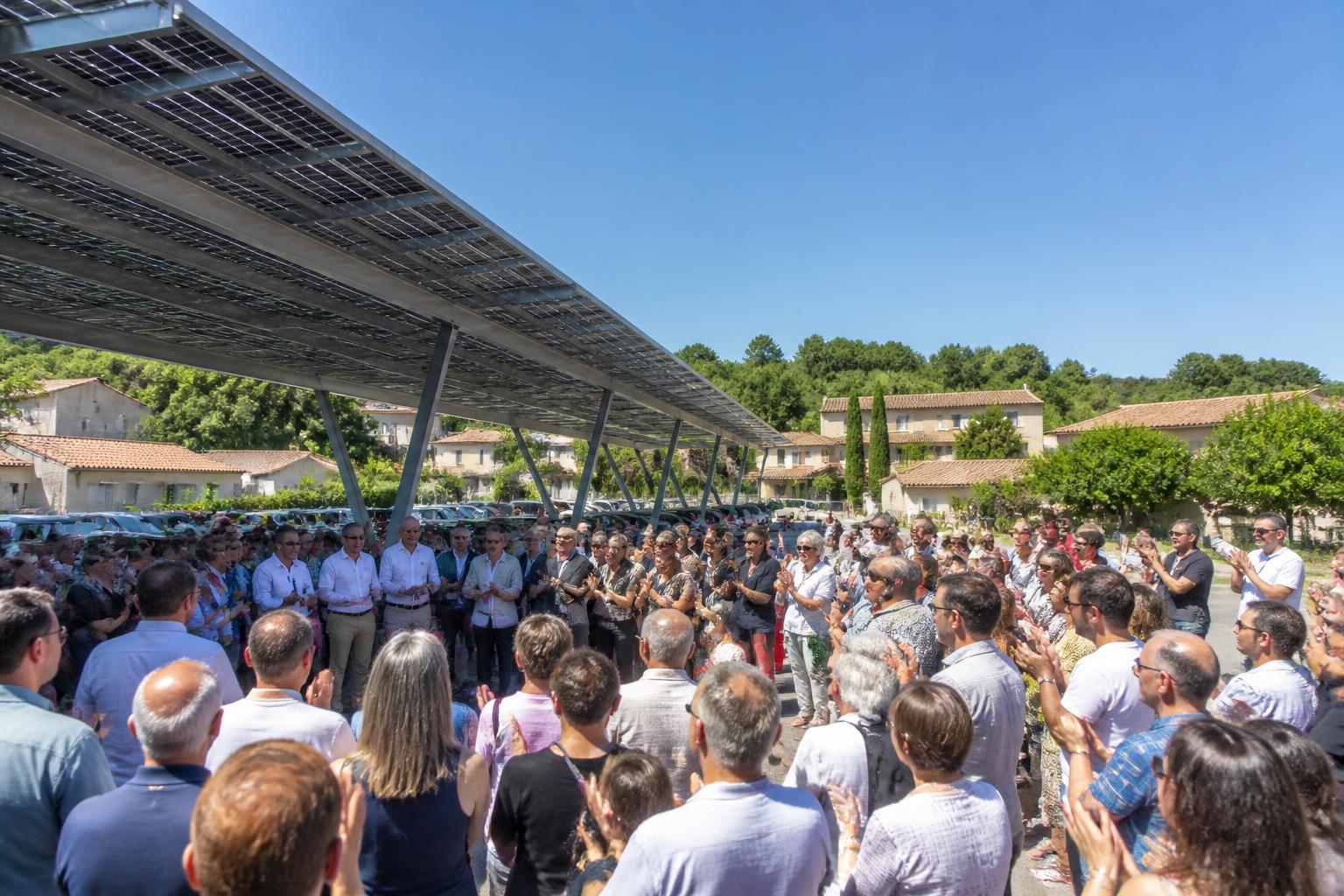à beaupuy, sous un soleil radieux, l'inauguration des ombrières a captivé les habitants, offrant ombre et modernité tout en valorisant l'espace public.
