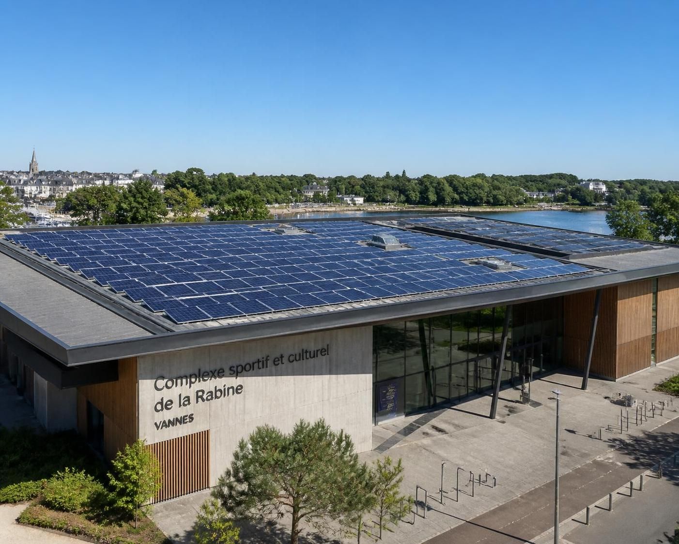 découvrez l'installation de panneaux photovoltaïques à vannes, au centre technique et à la rabine, pour promouvoir une énergie renouvelable et durable.