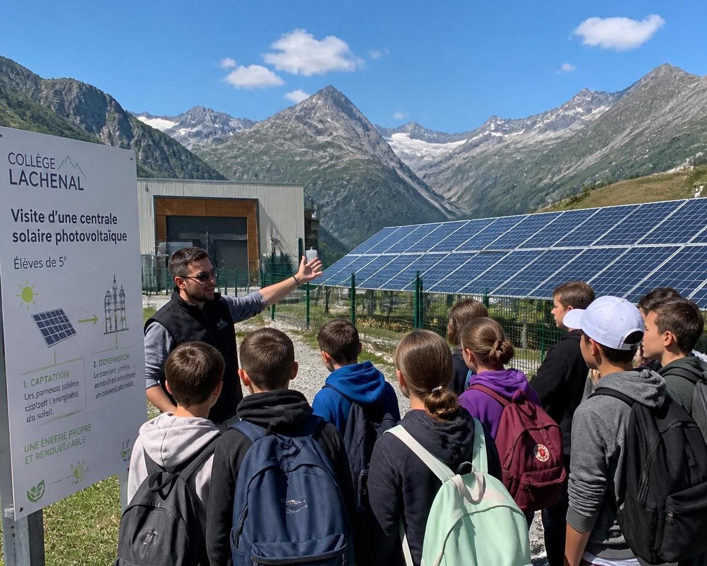 les élèves de 5e du collège lachenal à faverges-seythenex découvrent le fonctionnement et les avantages de la centrale solaire photovoltaïque locale lors d'une visite éducative.