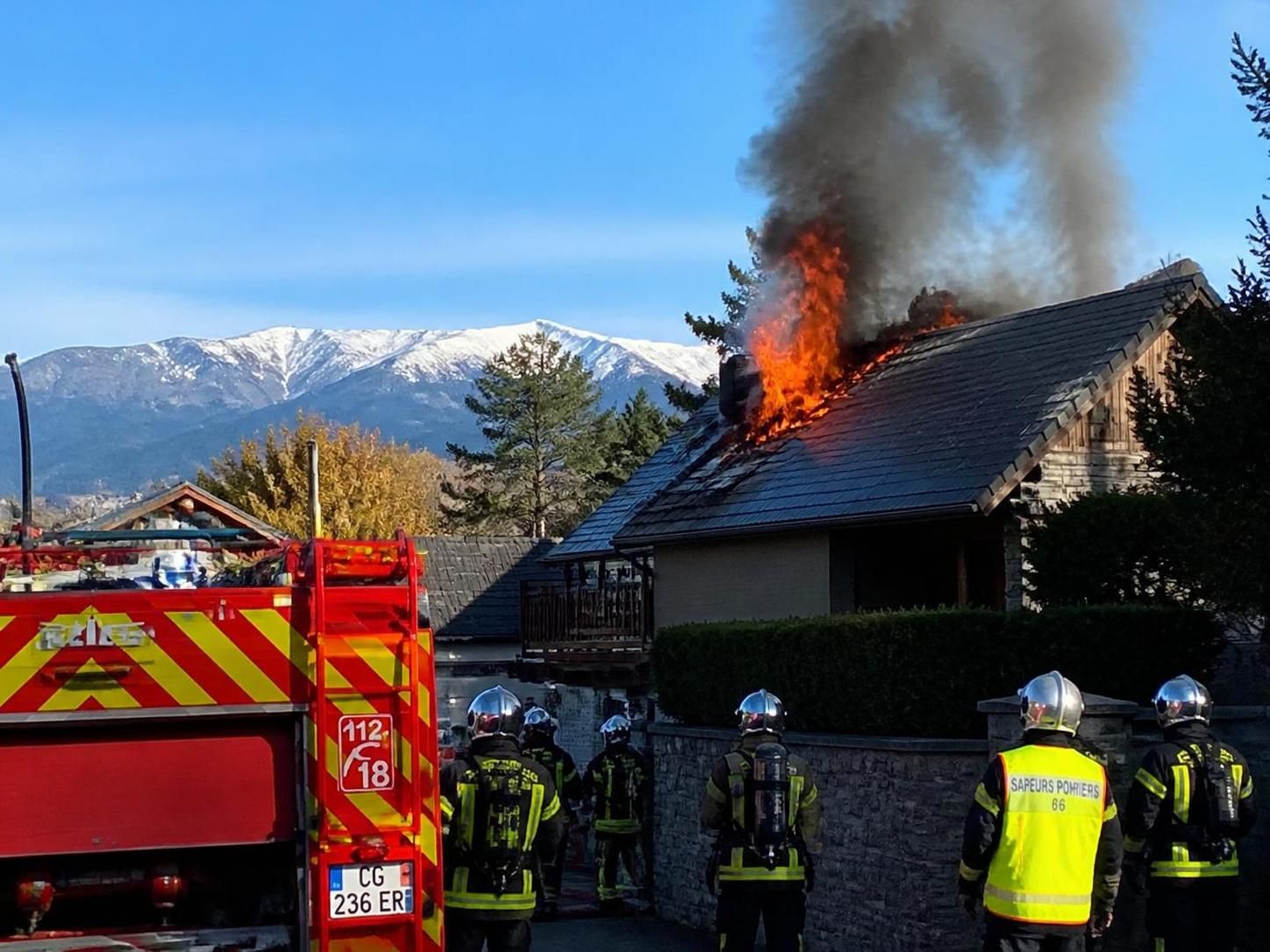 un incendie provoqué par des panneaux photovoltaïques détruit la toiture d'une maison, soulignant les risques liés à l'installation solaire.