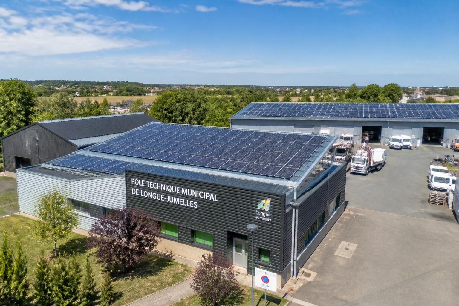 découvrez comment le pôle technique municipal de longué-jumelles s'engage vers un avenir durable en s'éclairant grâce à l'énergie solaire, via l'installation de panneaux photovoltaïques innovants.