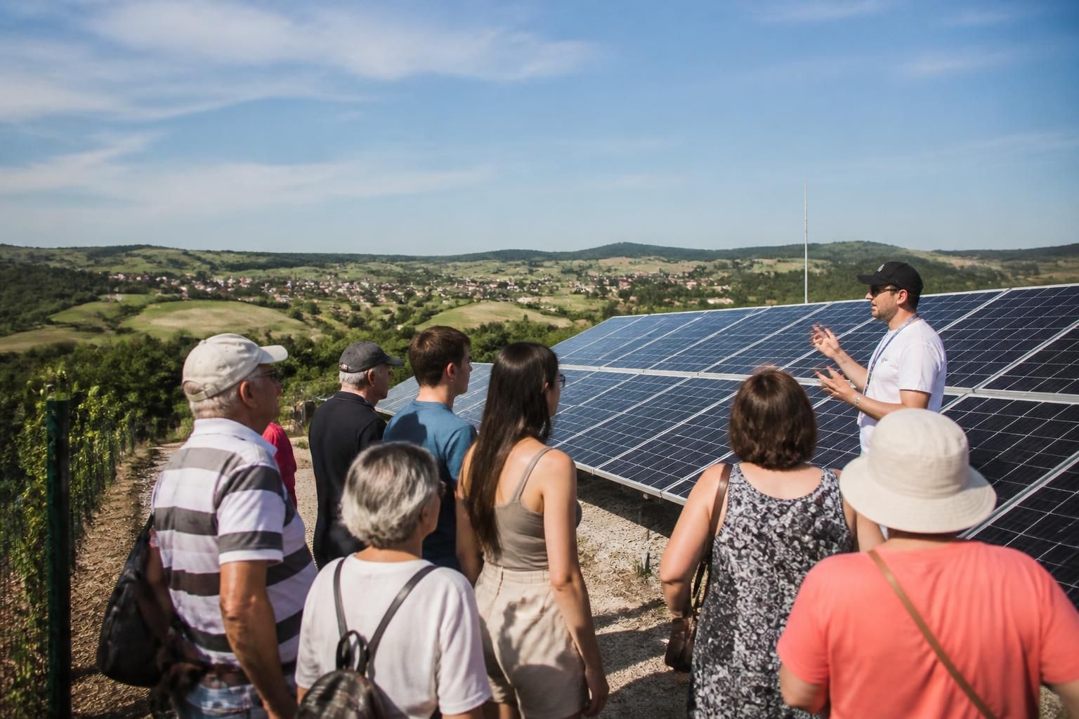 découvrez comment une journée dédiée à l'exploration photovoltaïque à mornant a captivé et éclairé la curiosité des visiteurs, alliant innovation et énergies renouvelables.