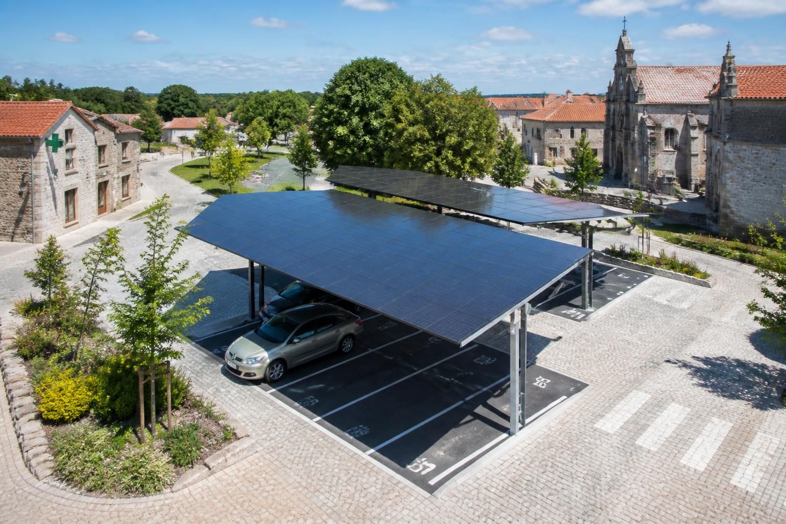découvrez comment la commune de vendée prévoit d'installer des ombrières photovoltaïques pour produire une énergie propre et renouvelable tout en embellissant son paysage.