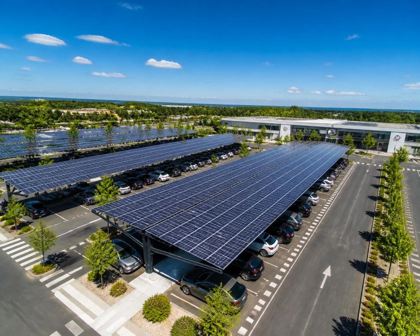 découvrez l'obligation légale des ombrières photovoltaïques sur les parkings, une mesure encore peu appliquée avec seulement 15% des sites équipés, et ses impacts pour un avenir énergétique durable.