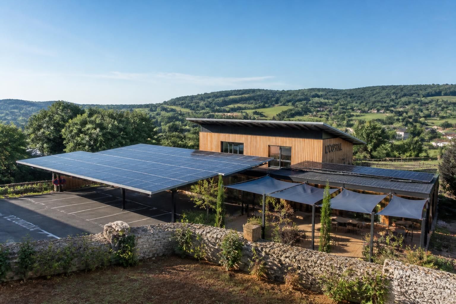 à pont-les-bains, l’oustal à salles-la-source innove en installant des ombrières photovoltaïques pour valoriser l’énergie solaire et promouvoir un avenir énergétique durable.