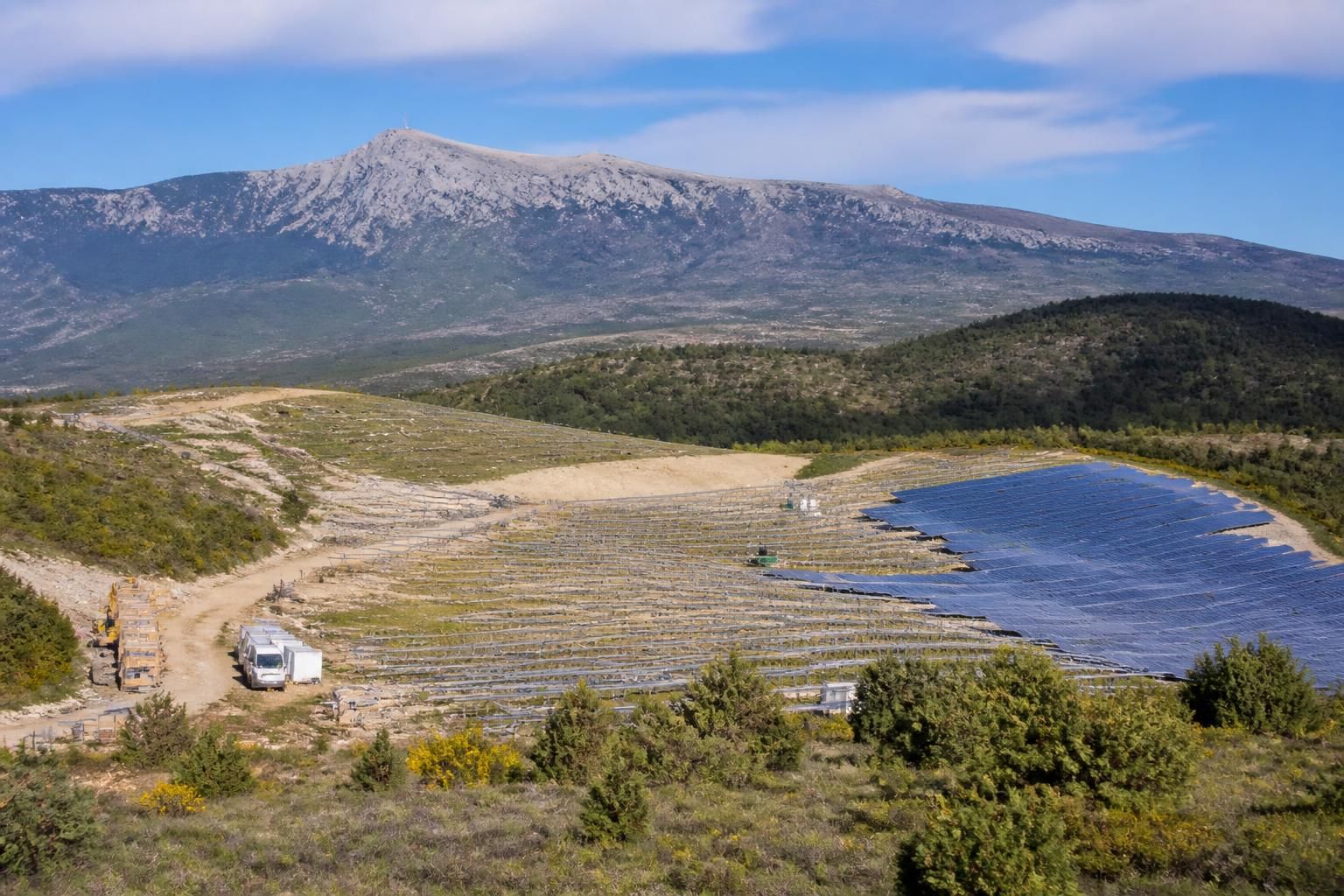 découvrez les motivations du collectif elzeard qui s'oppose à la construction de la centrale photovoltaïque de cr dans les alpes-de-haute-provence, entre préoccupations environnementales et impact local.