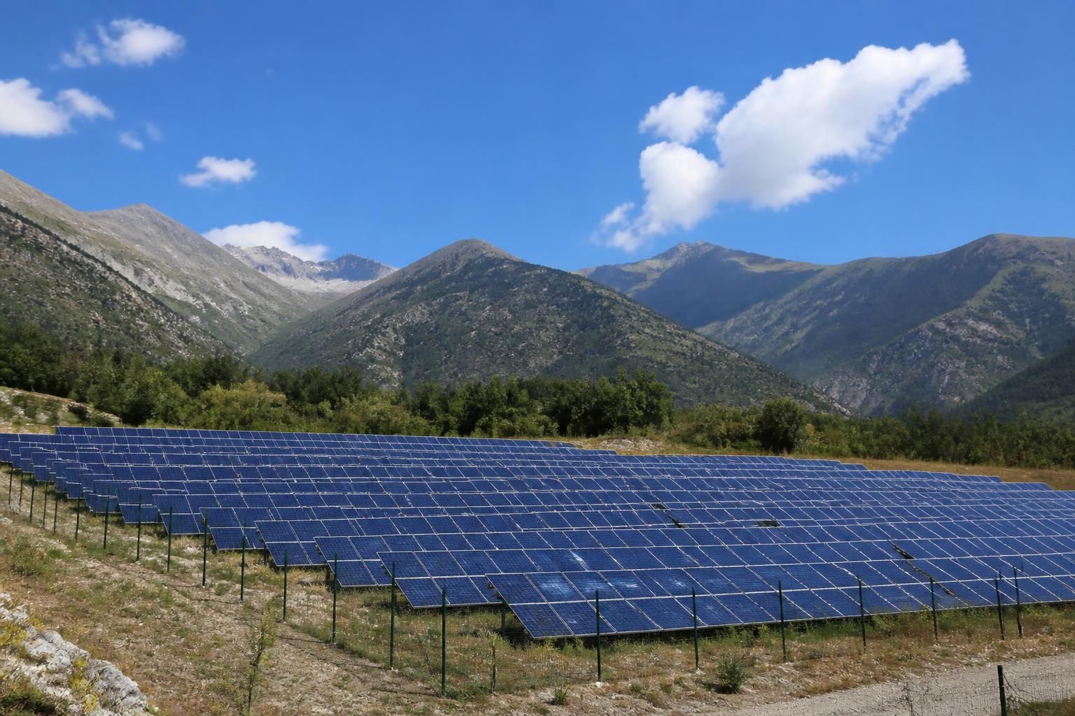 le conseil d’état valide le projet photovoltaïque d’ongles dans les alpes-de-haute-provence, marquant une étape clé pour le développement des énergies renouvelables dans la région.