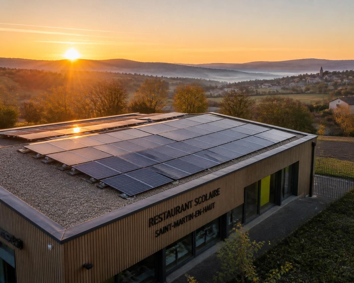 le restaurant scolaire de saint-martin-en-haut adopte une démarche écologique en installant des panneaux photovoltaïques, favorisant une énergie propre et durable pour les repas des élèves.