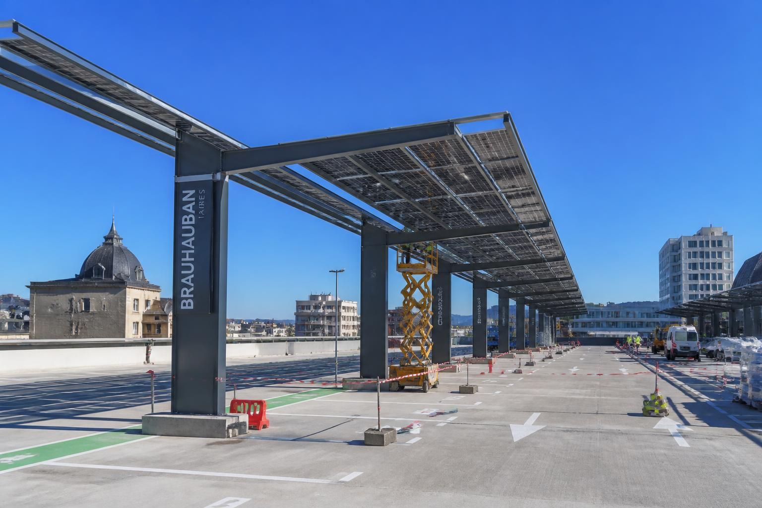 découvrez l'installation d'ombrières photovoltaïques sur la terrasse du parking brauhauban à tarbes, une solution durable qui exploite l'énergie solaire pour contribuer au développement écologique de la ville.