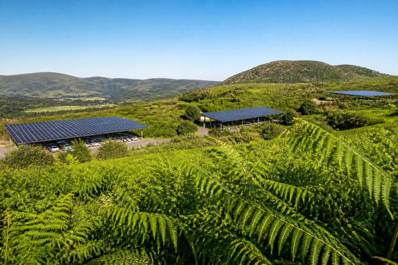 pays de fougères : trois sites vont bientôt bénéficier d’ombrières photovoltaïques dans le cadre d’un projet multi-étapes visant à développer les énergies renouvelables localement.