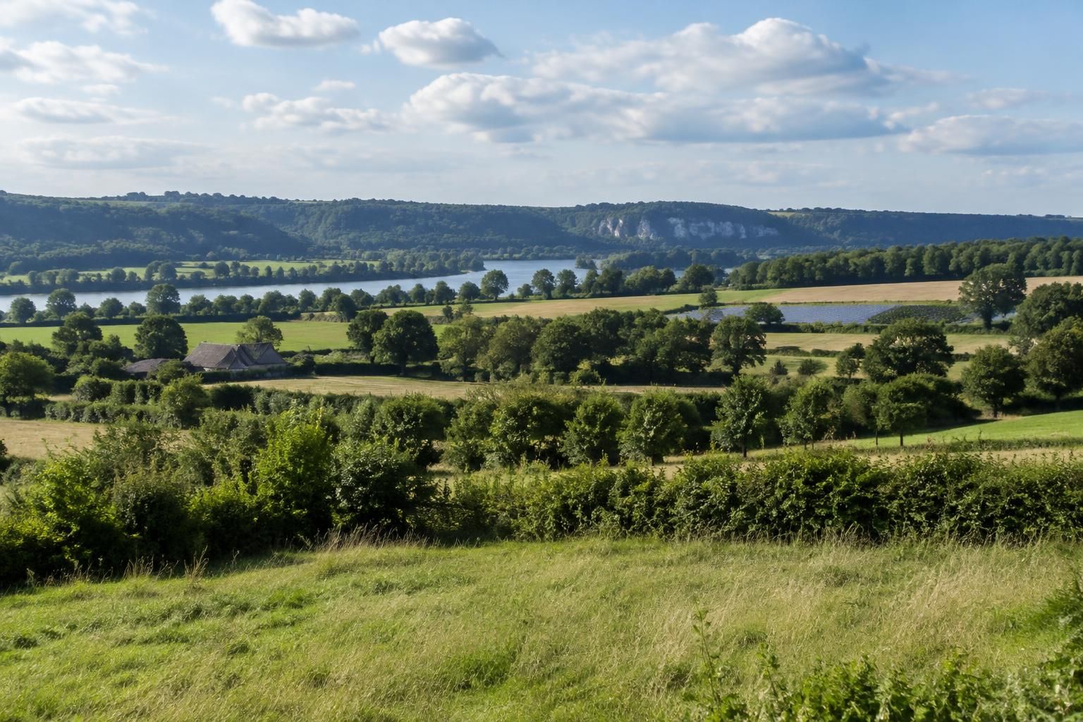 à jumièges et anneville-ambourville, les projets de centrales solaires nécessitent une modification du plu, une étape clé pour leur développement.