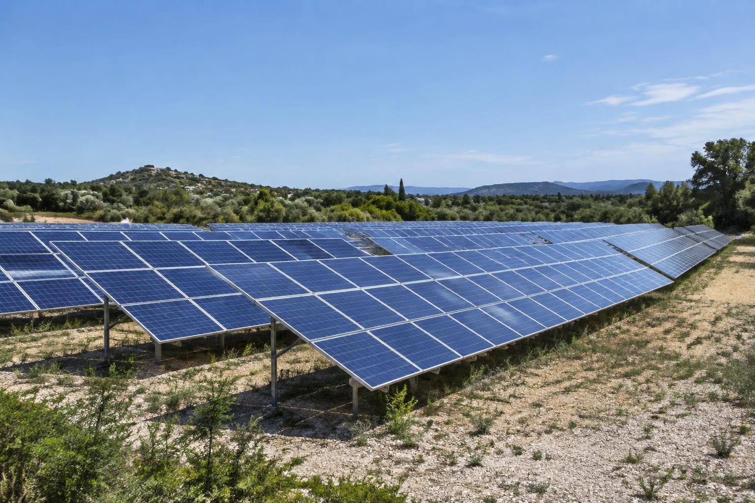 à villeneuve-lez-avignon, un nouveau parc solaire est inauguré et produira assez d’électricité pour alimenter 1 308 habitants.